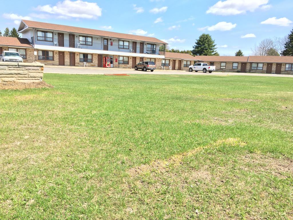 Timberly Motel Gaylord Bagian luar foto